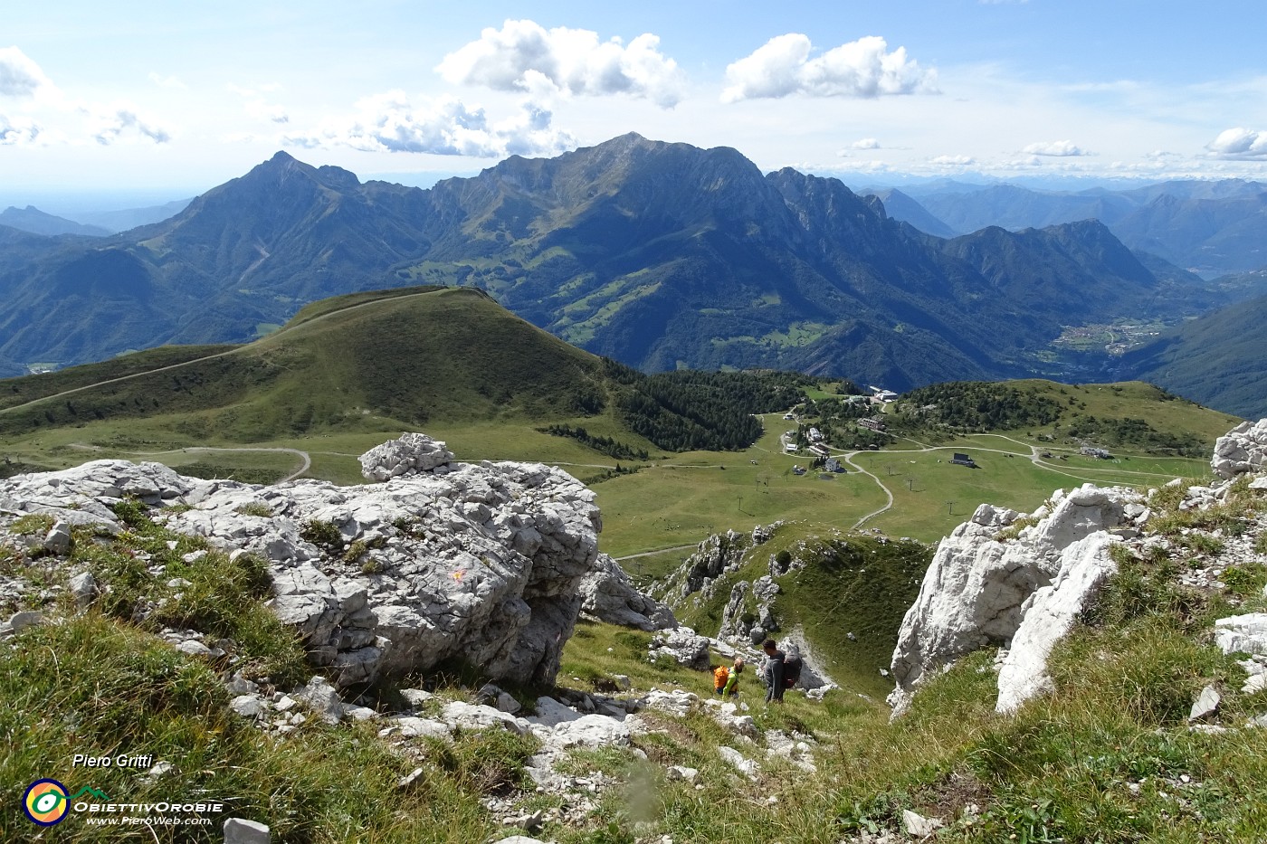 82 Sentiero tra roccioni con vista panoramica.JPG